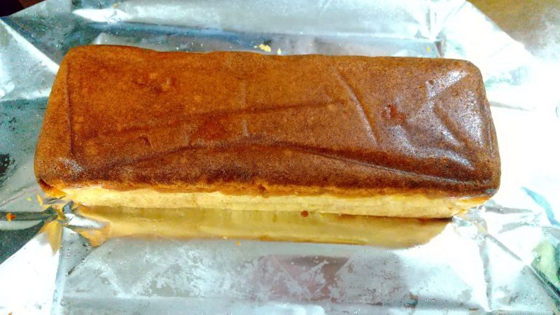 包装を解いたブランデーケーキ